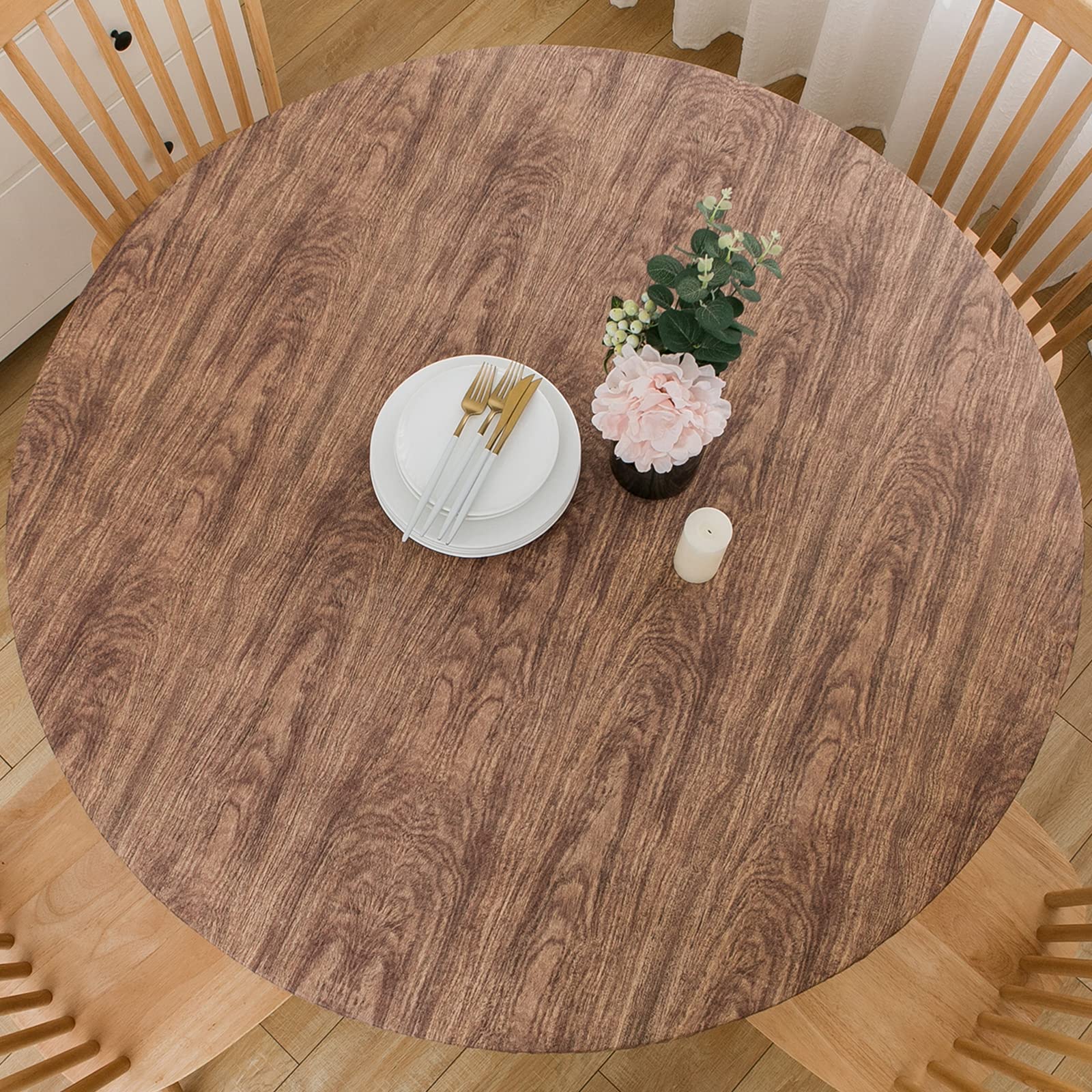 LIBERECOO round tablecloth with flannel backing demonstrates a snug non-slip fit.