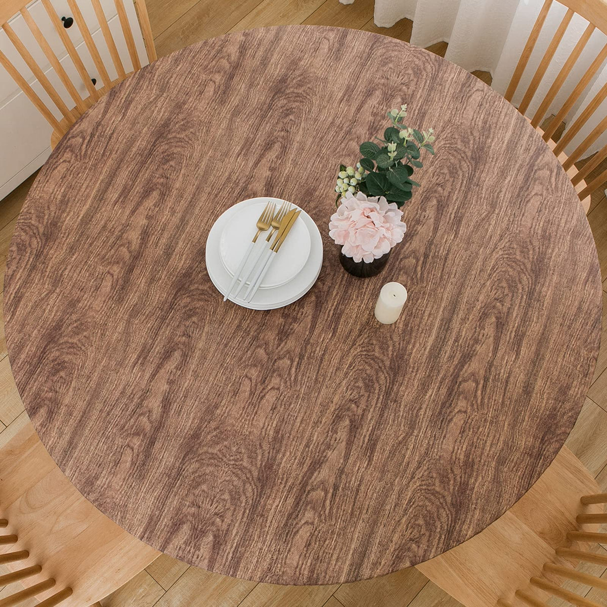 LIBERECOO round tablecloth with flannel backing demonstrates a snug non-slip fit.