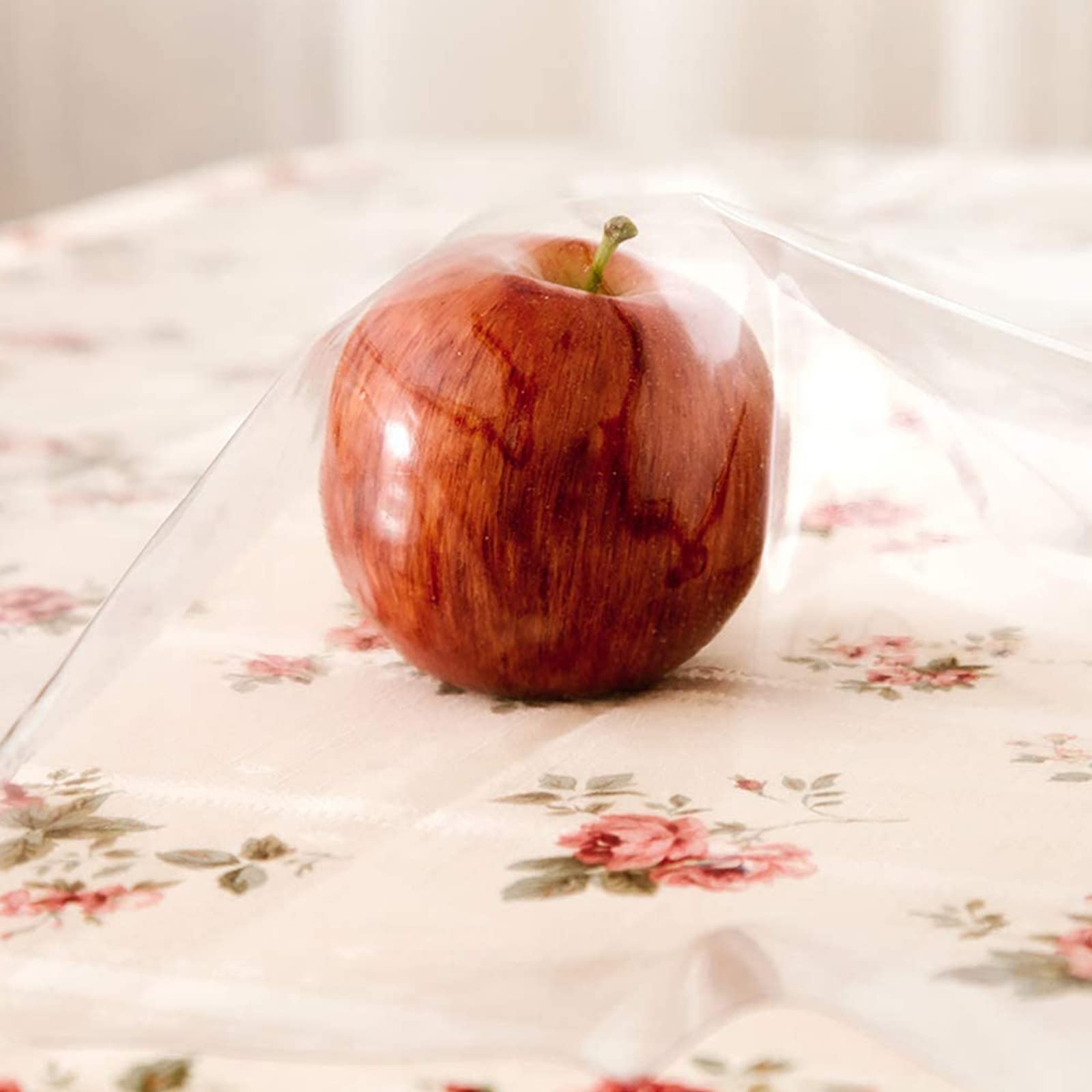 LIBERECOO UV-resistant fabric stays clear in sunny outdoor dining
