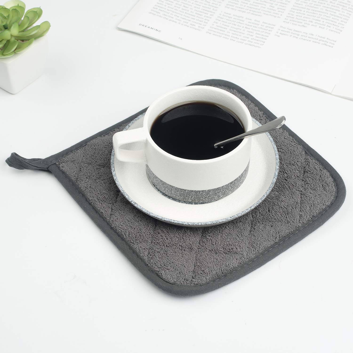 Lifaith machine-washable potholder for durable everyday use.
