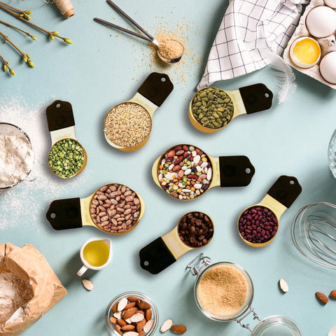 LIFETOWE leveler helps evenly top off ingredients for consistency.