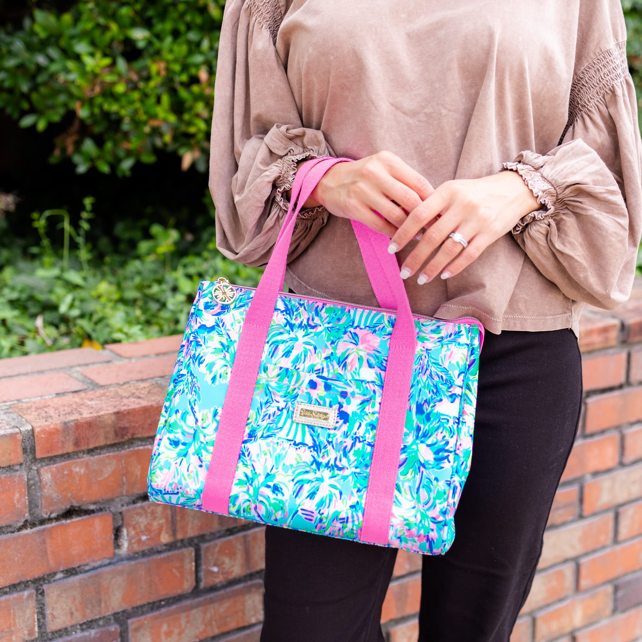 Lilly Pulitzer gold logo front lunch bag adds a luxurious touch.