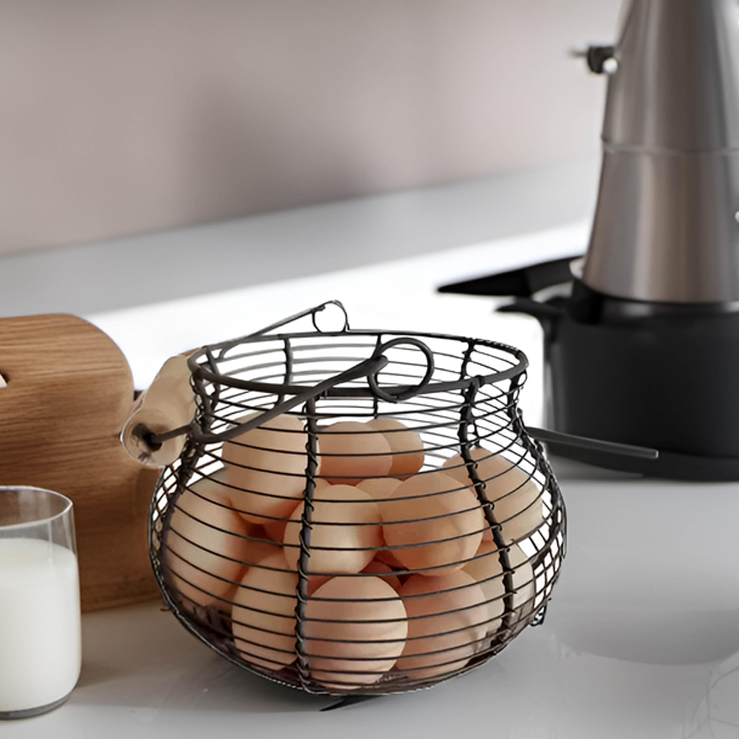 LINCOUNTRY metal egg basket designed for easy cleaning and daily use