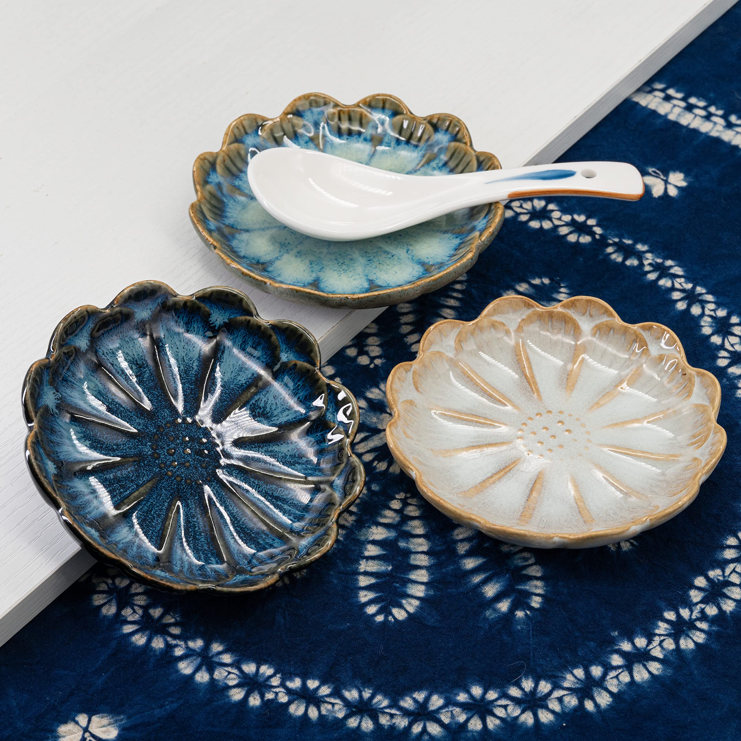 LINXUXIE Sunflower plate features anti-slip bottom to prevent sliding during service.
