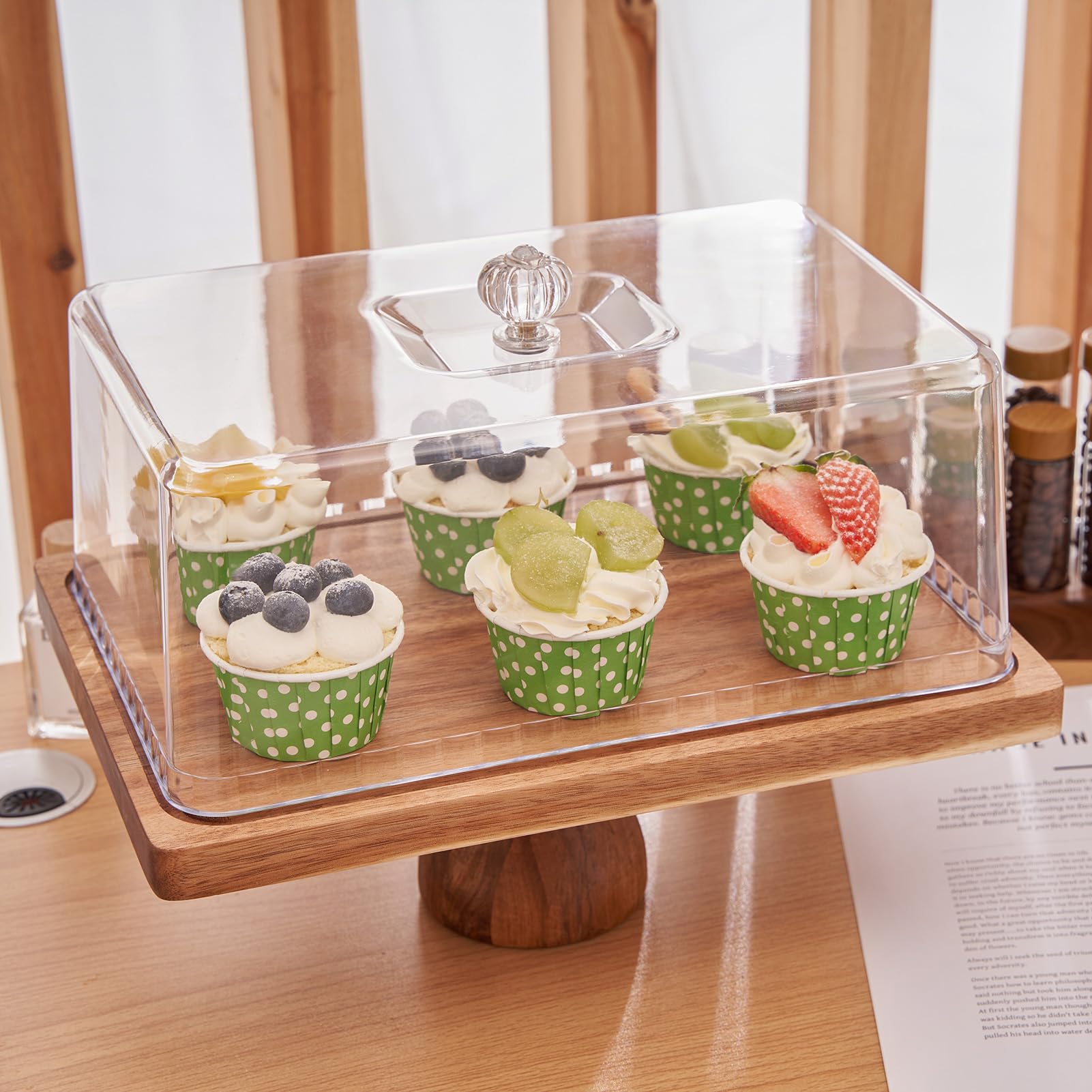 LiTY protective dome keeps pastries dust-free and fresh-looking.