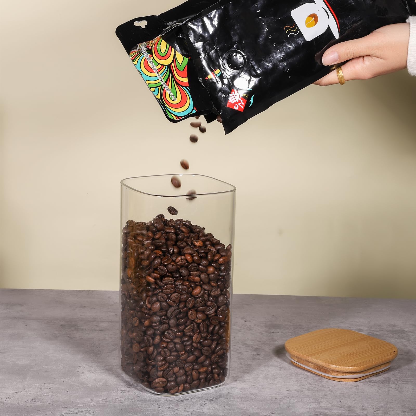 Liuruiyu thick-glass storage jar demonstrates durability and quality for daily use.