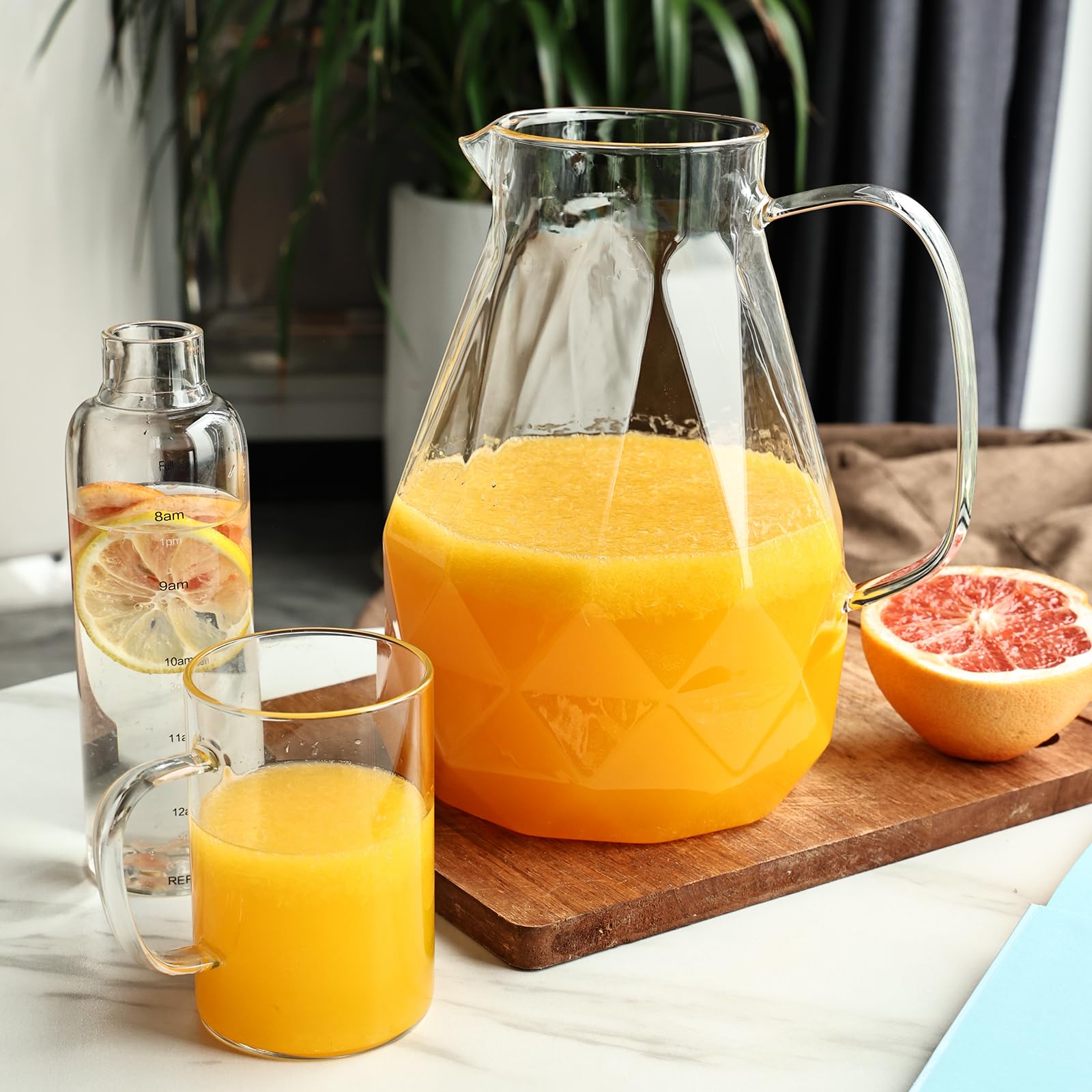 Liuruiyu Glass Pitcher being used as a juice carafe for fresh beverages