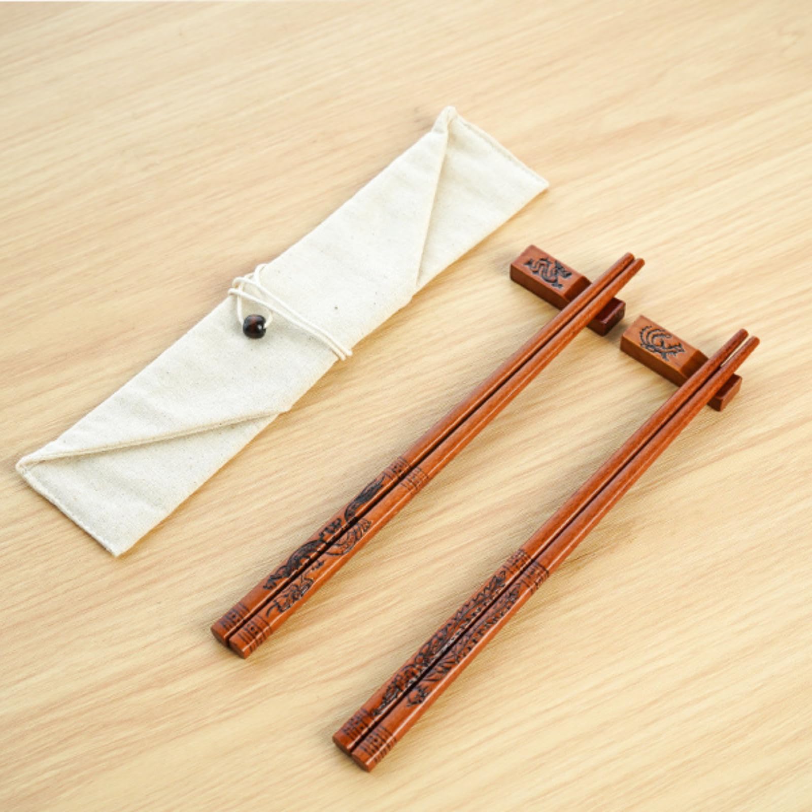 LIXTONGR travel pouch keeps chopsticks clean and portable.