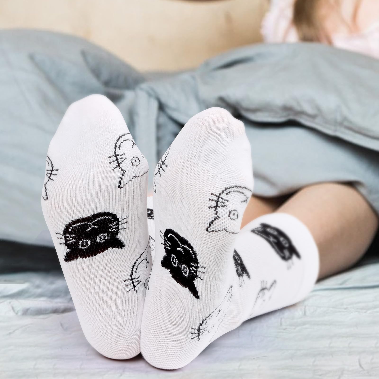LiYiQ plush cat hair band, soft and comfortable.