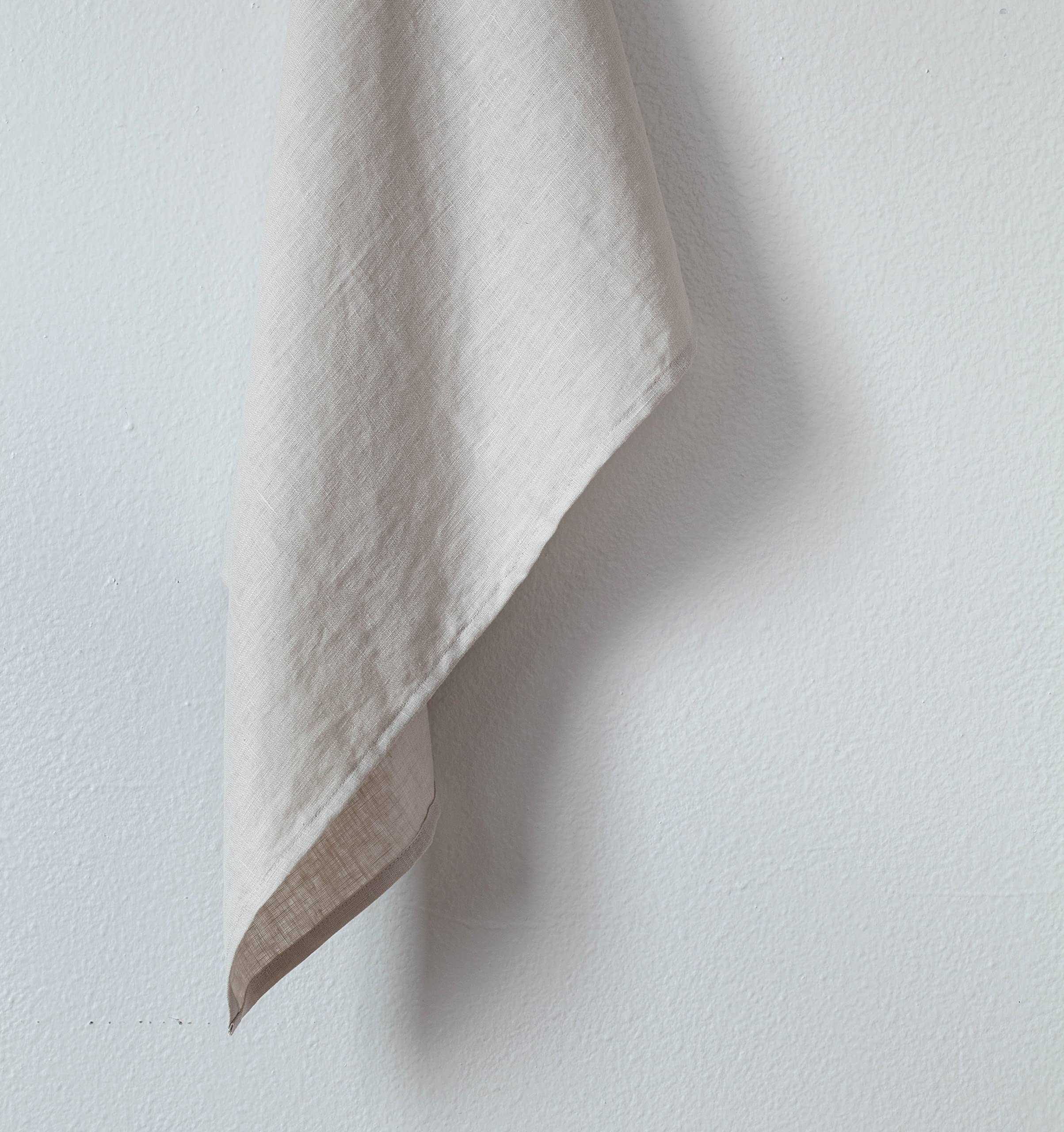LK PureLife 20x27-inch kitchen towel ideal for drying glassware and beverages.