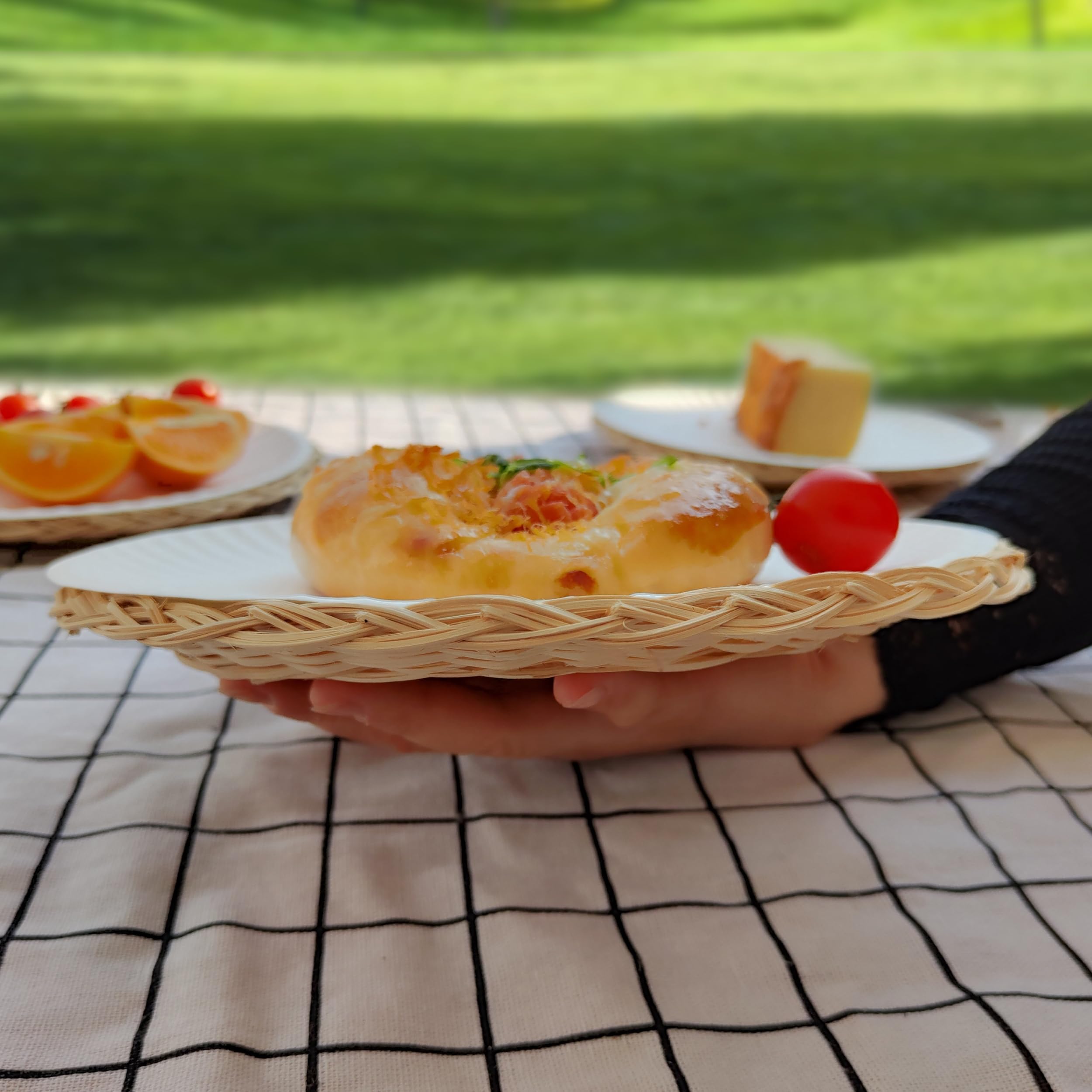 Losaria durable holder suited for outdoor gatherings and picnics