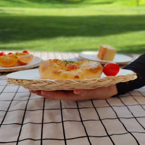 Losaria durable holder suited for outdoor gatherings and picnics