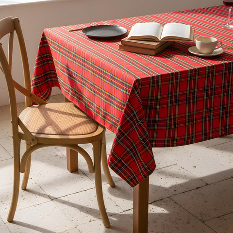 LOSIVISHE holiday dining scene demonstrates versatile table setting for Christmas gatherings.
