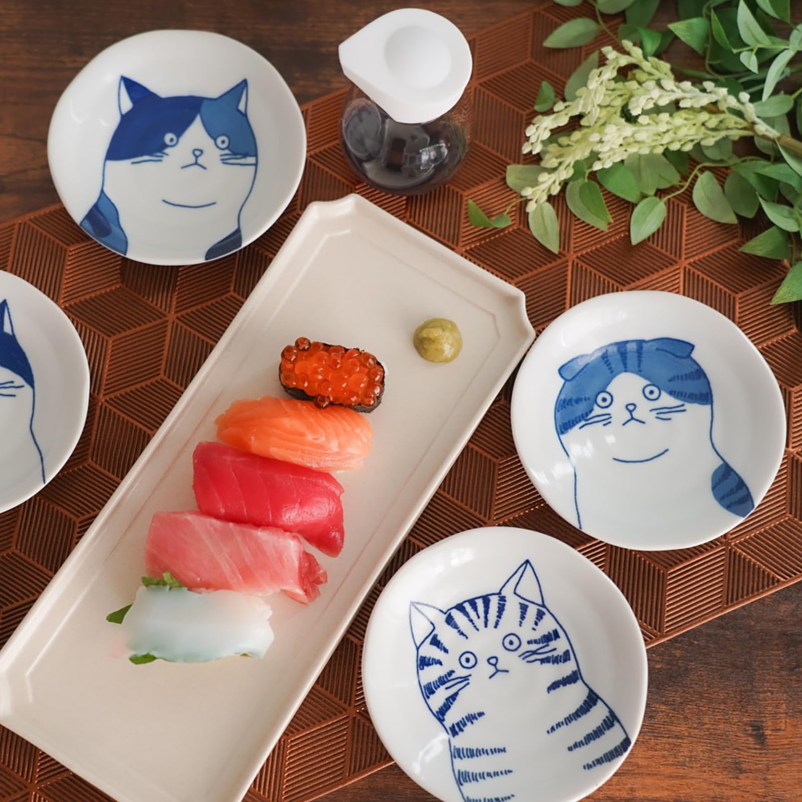 LOVE LOVE JAPAN 4-7-inch cat plates—great for small portions.