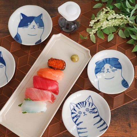 LOVE LOVE JAPAN 4-7-inch cat plates—great for small portions.