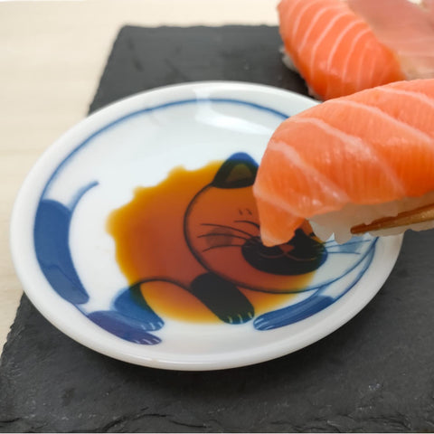 LOVE LOVE JAPAN microwave-safe cat plates for quick everyday meals.