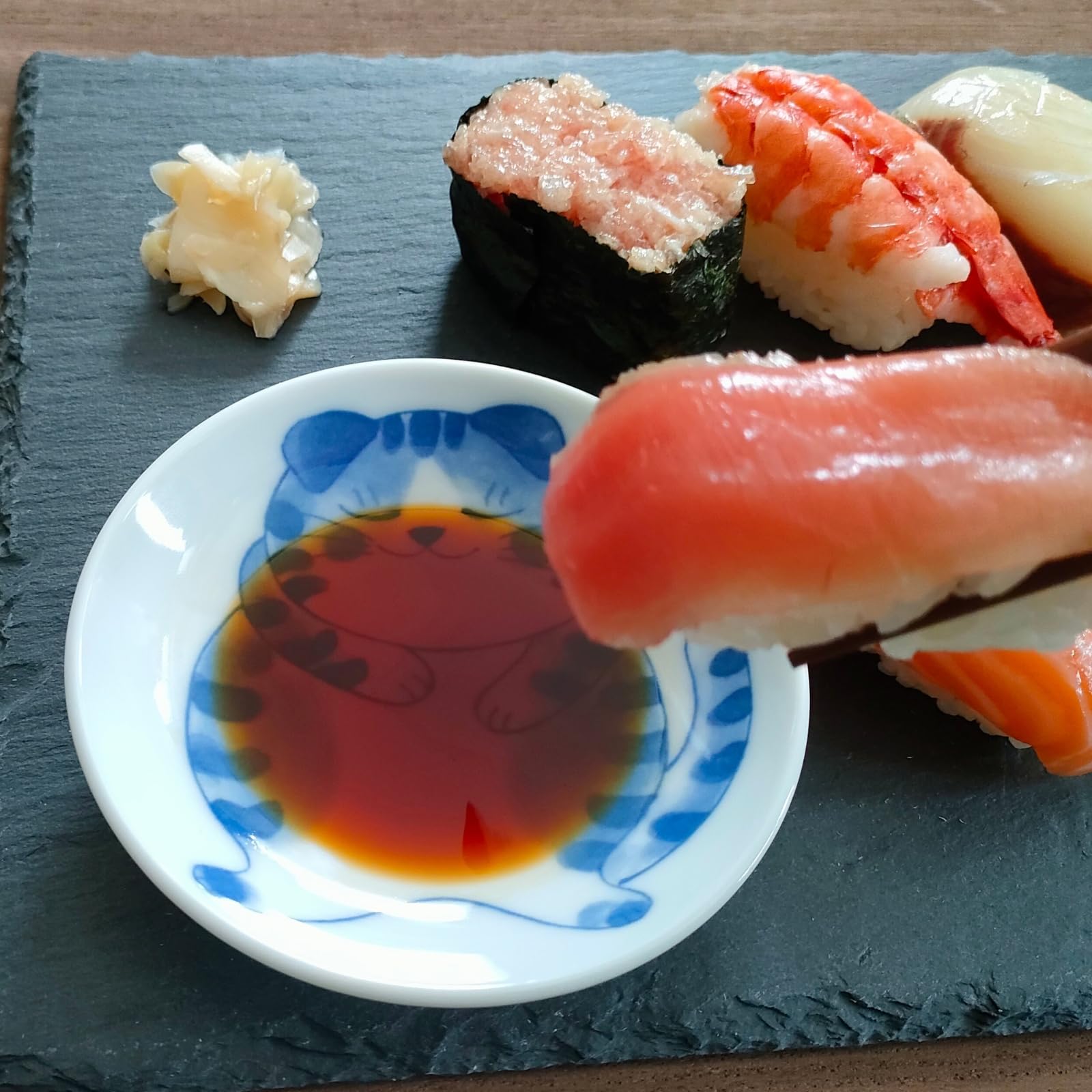 LOVE LOVE JAPAN NEKOCHIGURA cat dinnerware—gift-worthy option for cat lovers and collectors.