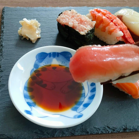 LOVE LOVE JAPAN NEKOCHIGURA cat dinnerware—gift-worthy option for cat lovers and collectors.