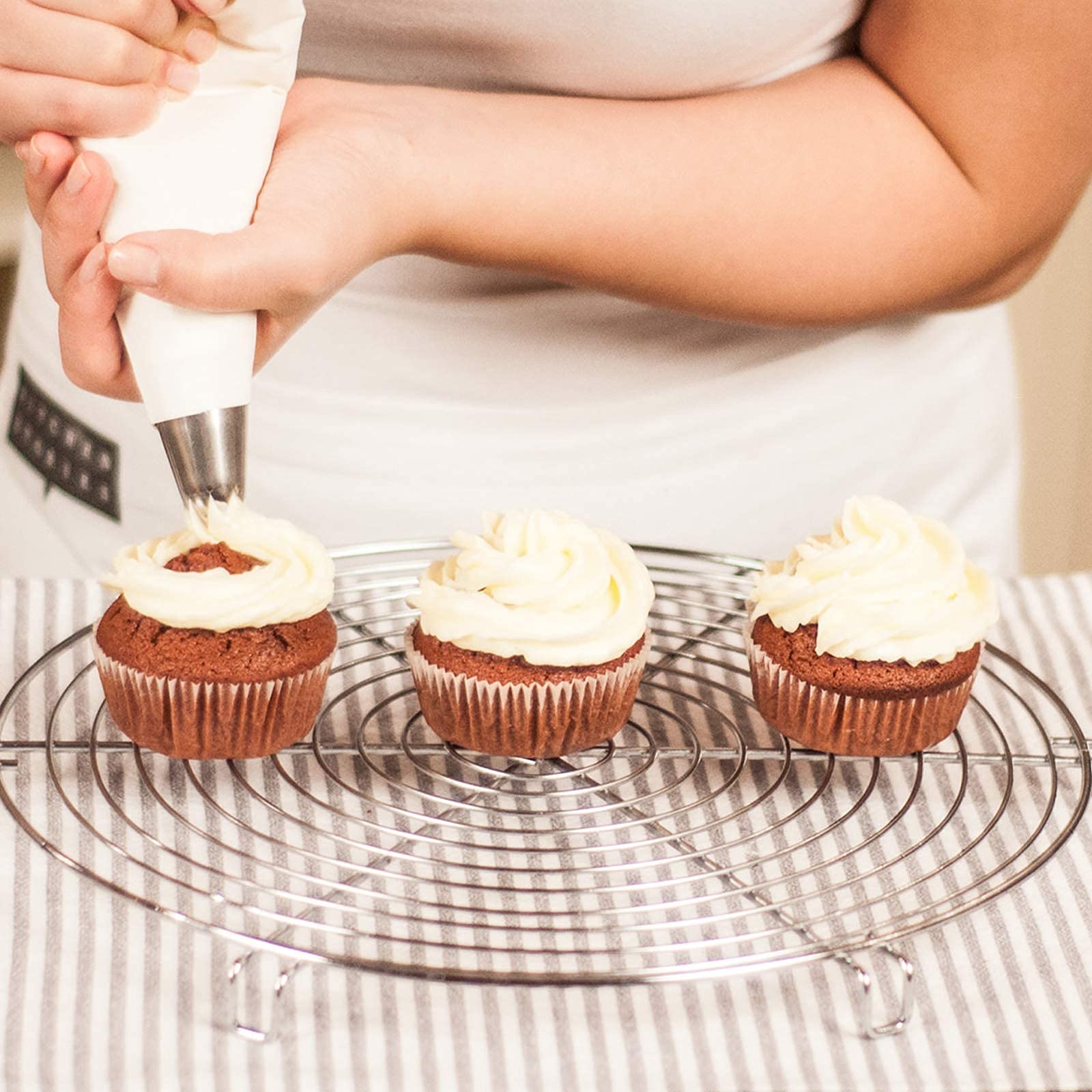 LoveBB disposable pastry bags 12inch designed to resist bursting.