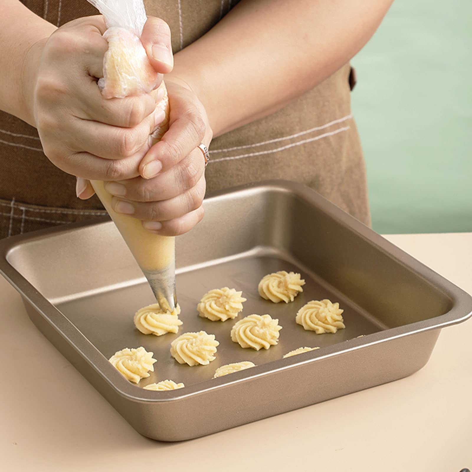 LoveBB non-slip textured piping bags provide secure grip during decorating