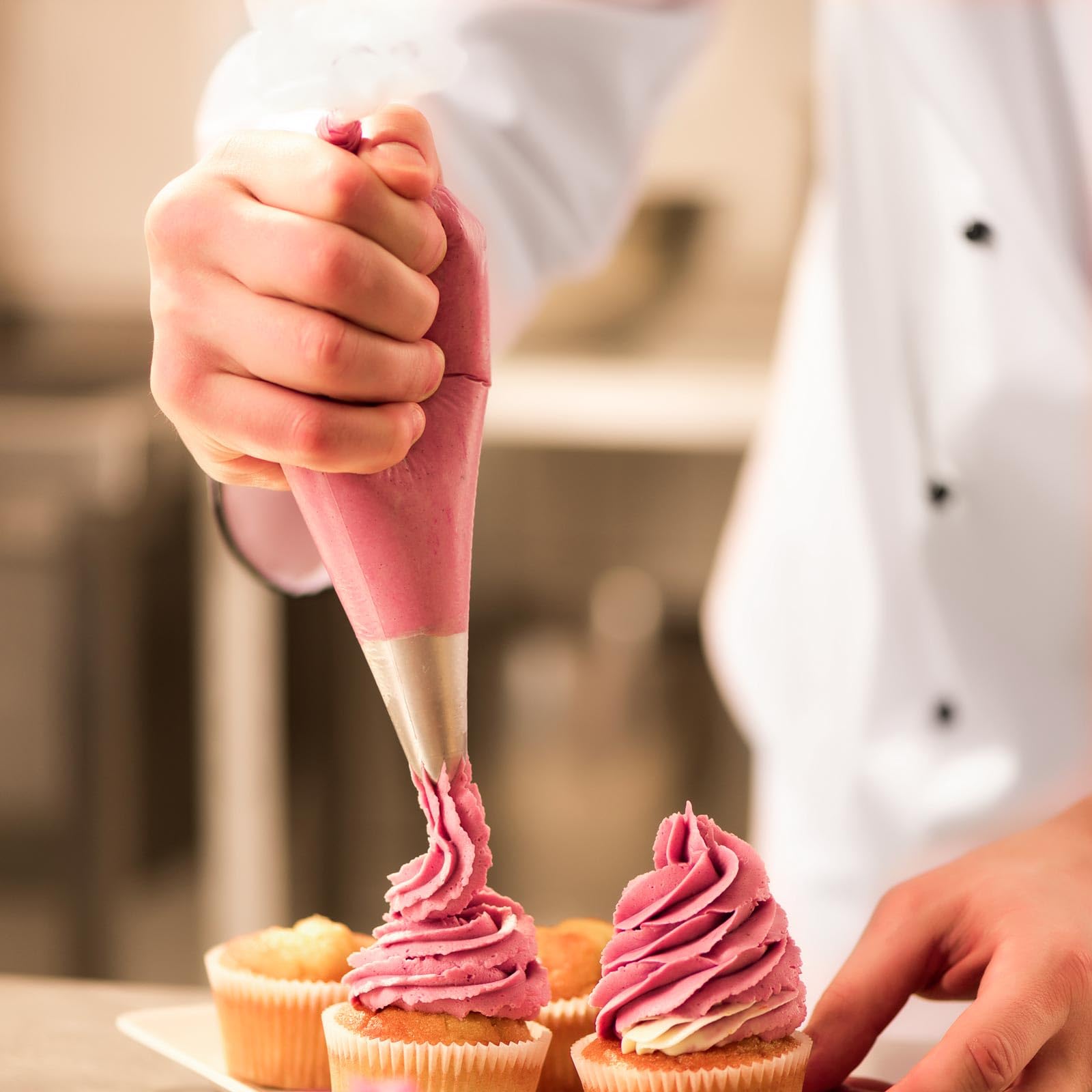 LoveBB tipless disposable piping bag demonstrates quick decoration with no tip cleanup