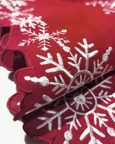LRDOVIS matching placemats extend the snowflake motif for cohesive holiday decor.