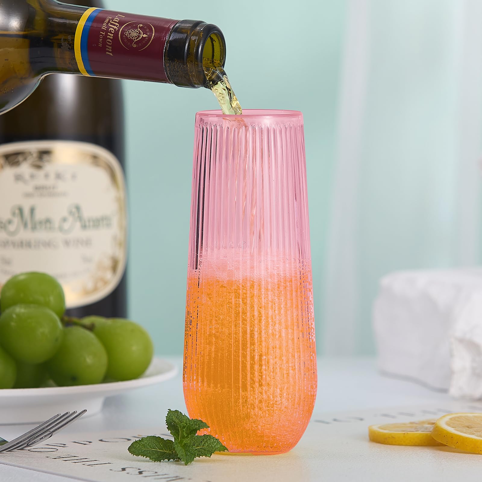 Lueumxc outdoor friendly plastic wine glasses resist shattering poolside