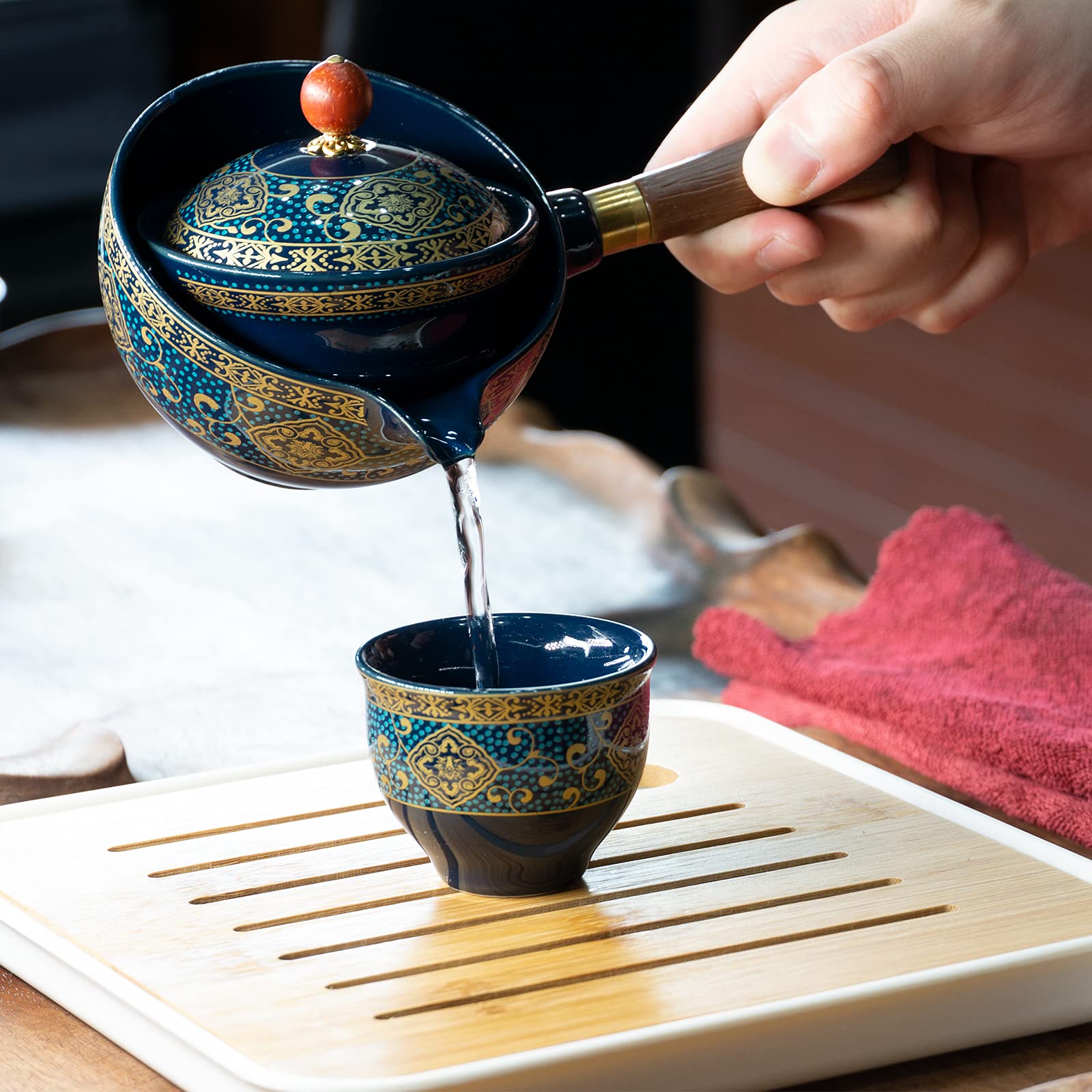 LURRIER wooden-handle teapot design reduces heat spill while pouring.