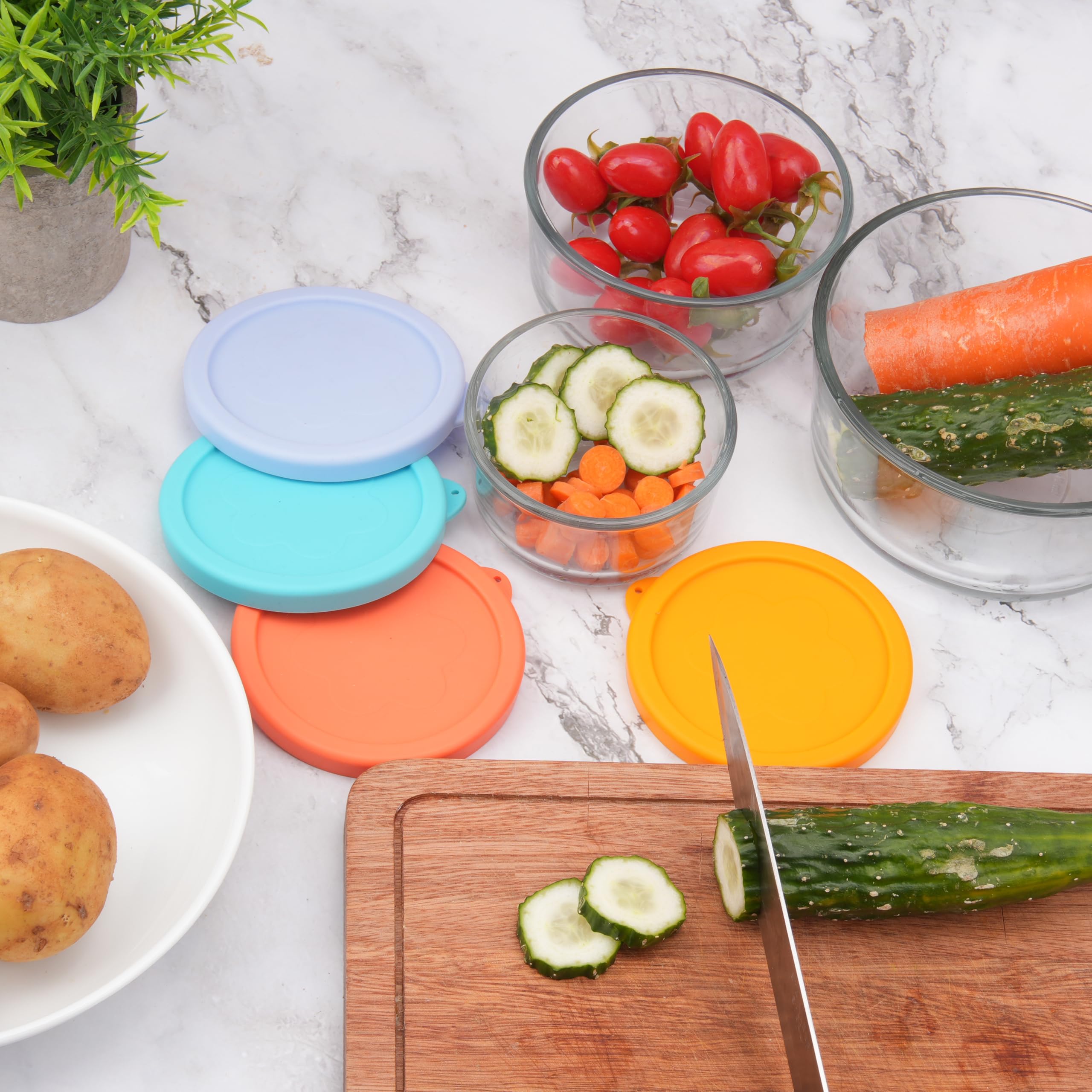 LUVCOSY tight-seal lids prevent spills on glass bowls.