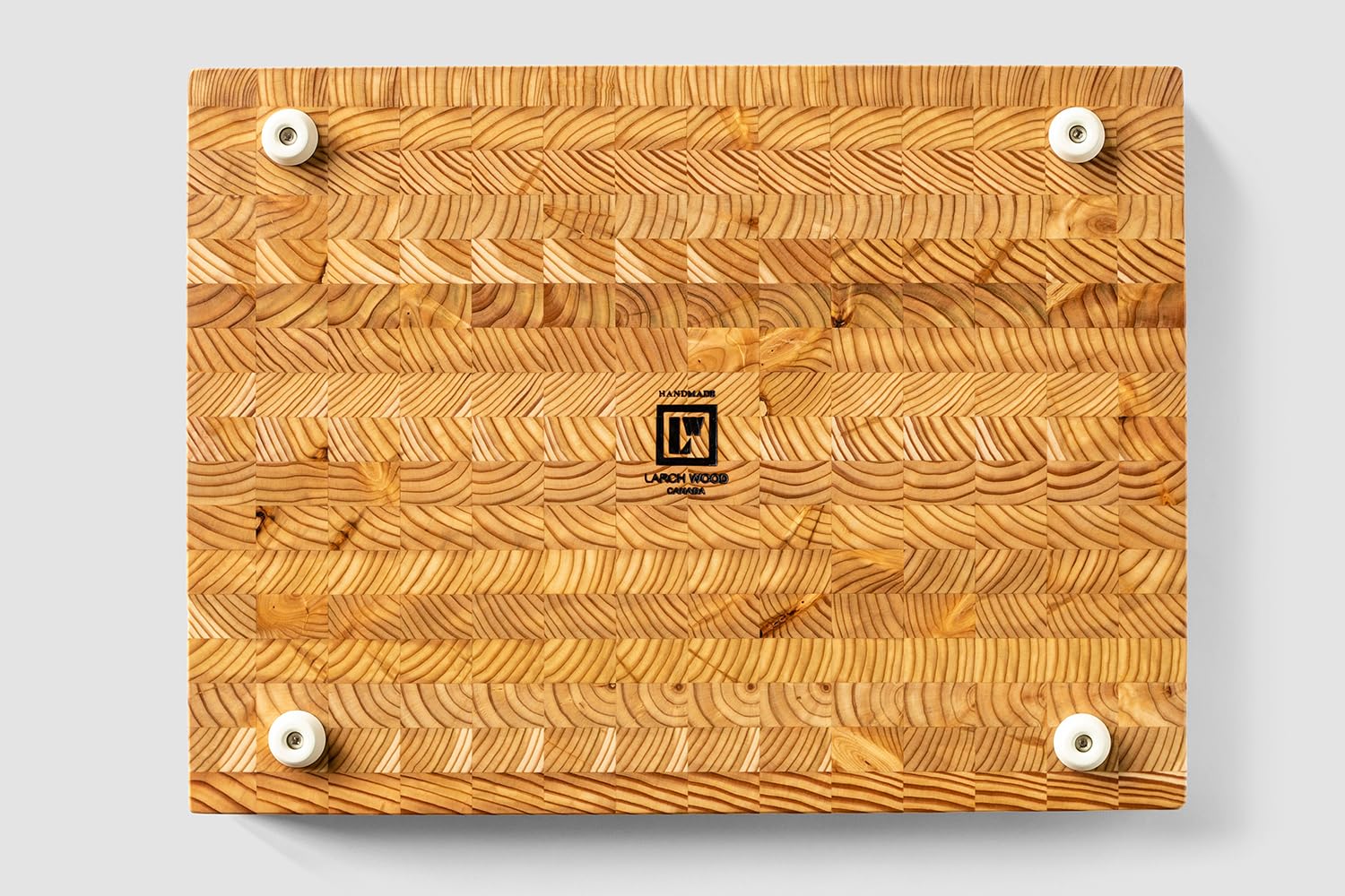 LW Handmade Larch Wood Canada board with vegetables demonstrates ample chopping room.