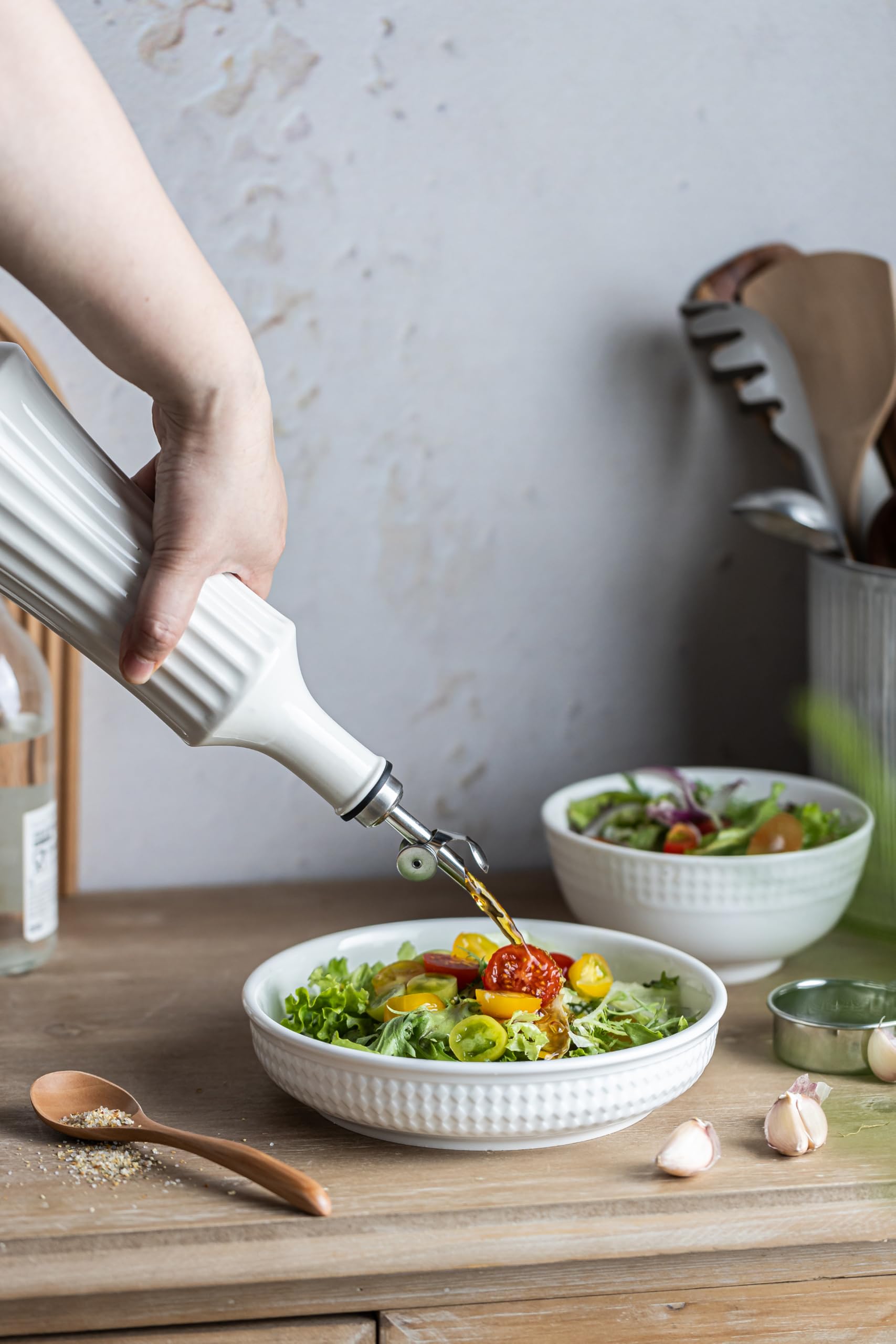 LYEOBOH easy-maintenance lid encourages periodic reseal.
