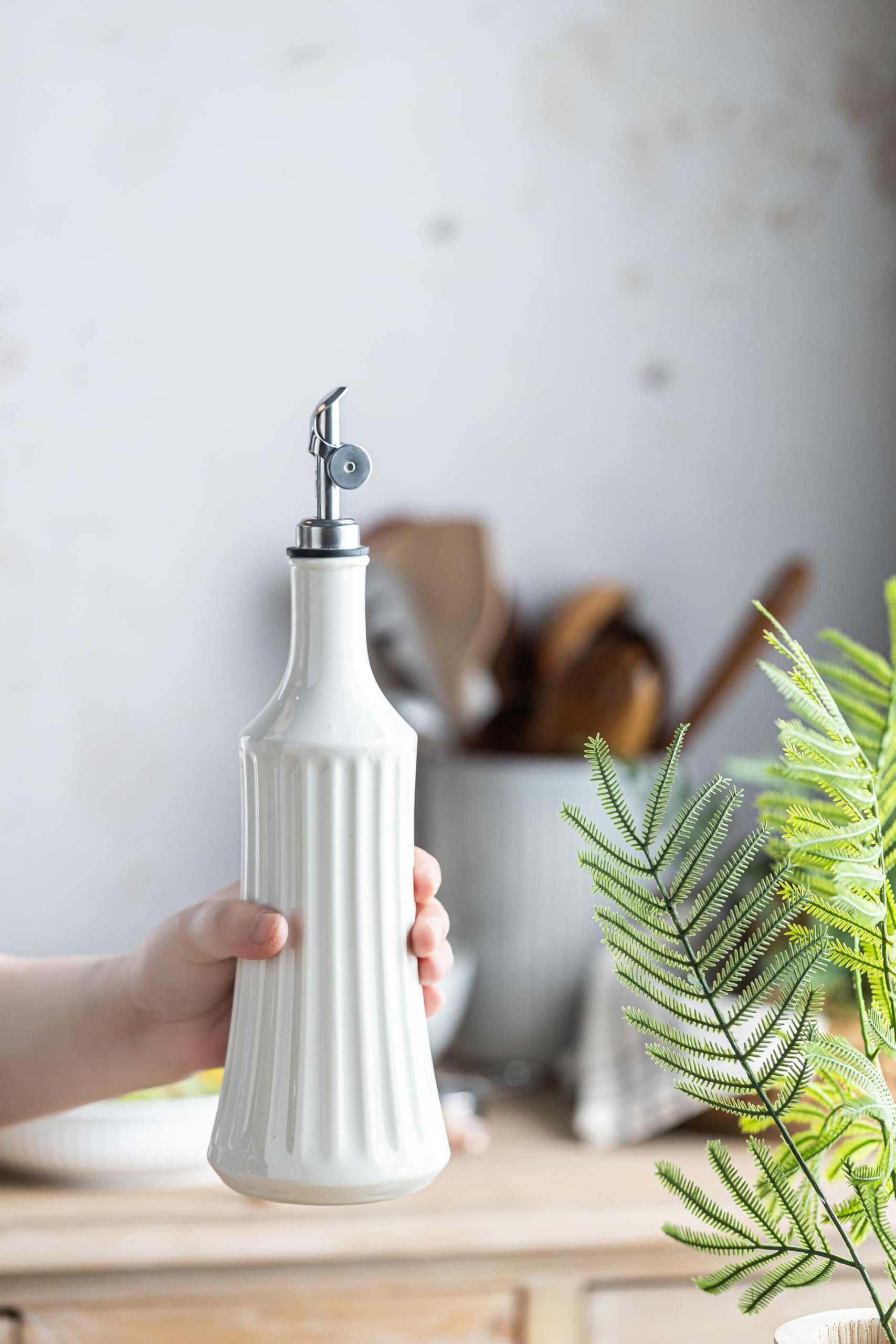 LYEOBOH multi-use dispenser supports olive oil and sauces.