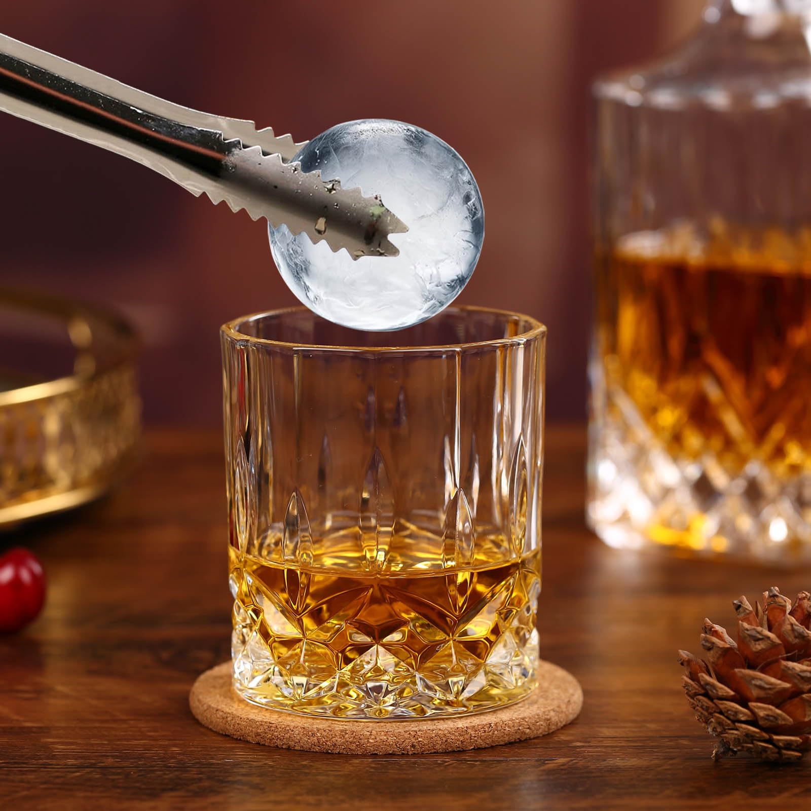 LYRION decanter with clear thick-walled glass highlights color of spirits