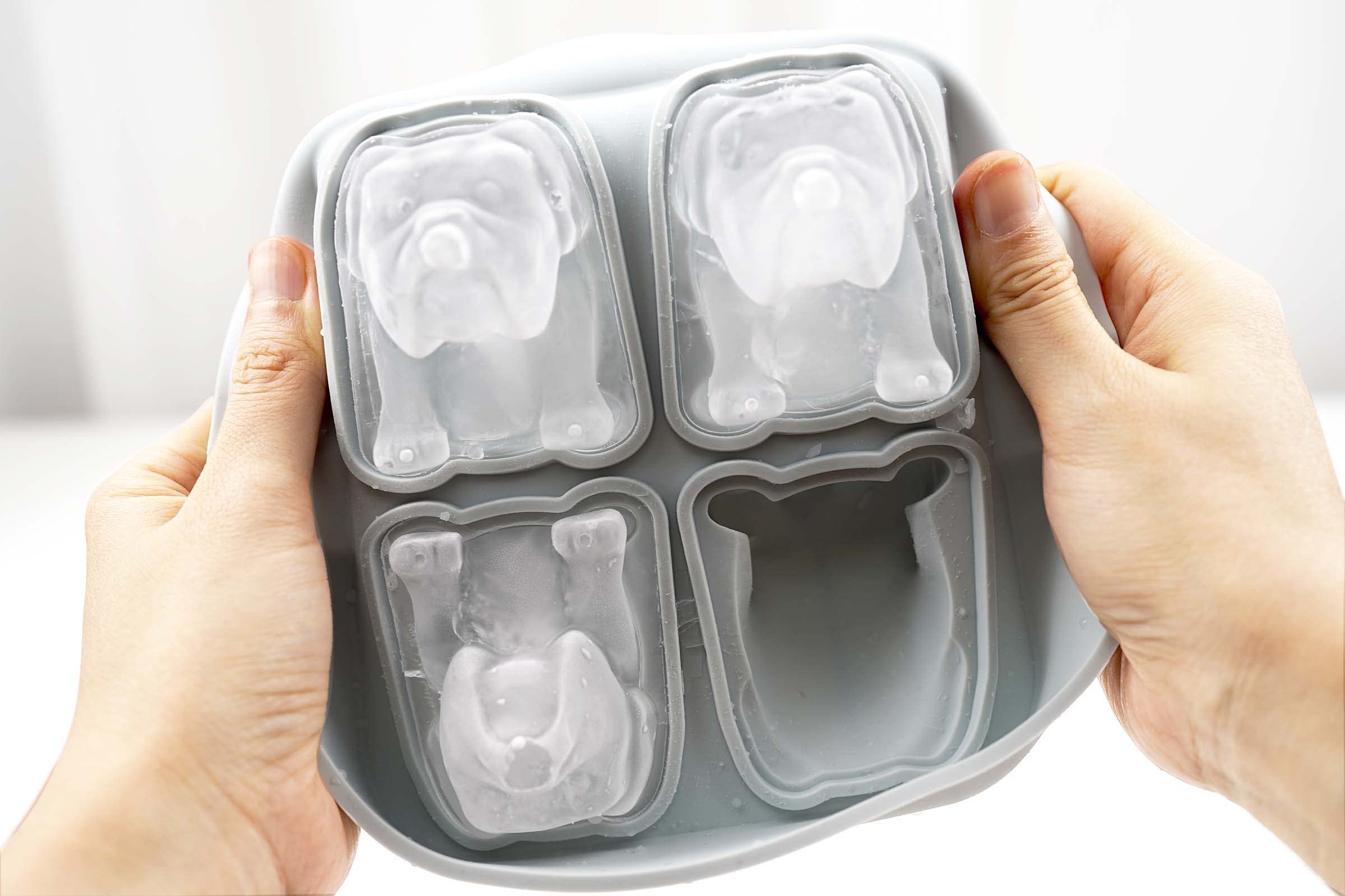 LYWUU slow-melting ice cubes prolong drink enjoyment with less dilution.
