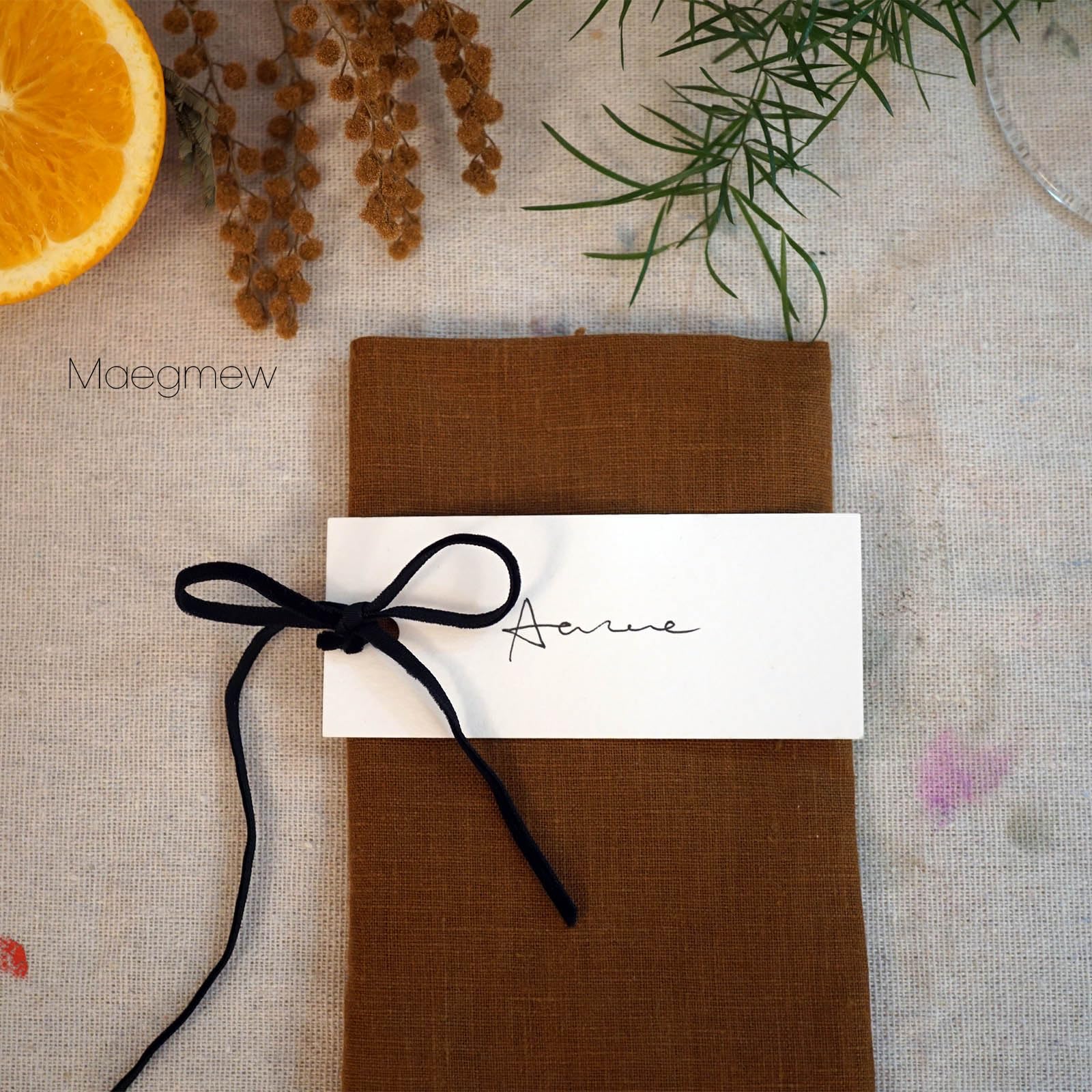 Maegmew 300gsm place card close-up shows sturdy texture for easy writing.