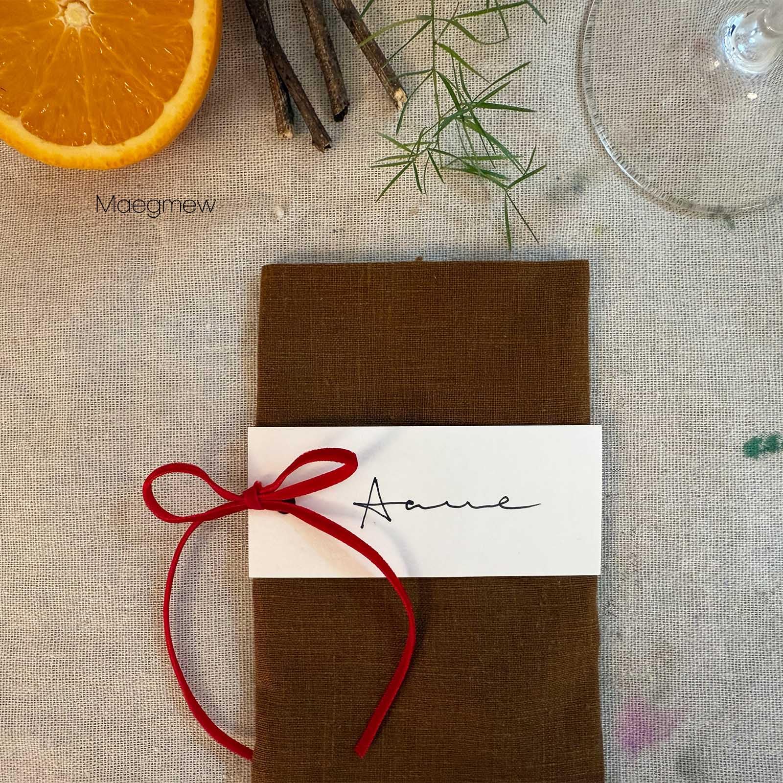 Maegmew elegant table decor blends vintage charm with modern style.