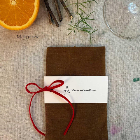 Maegmew elegant table decor blends vintage charm with modern style.
