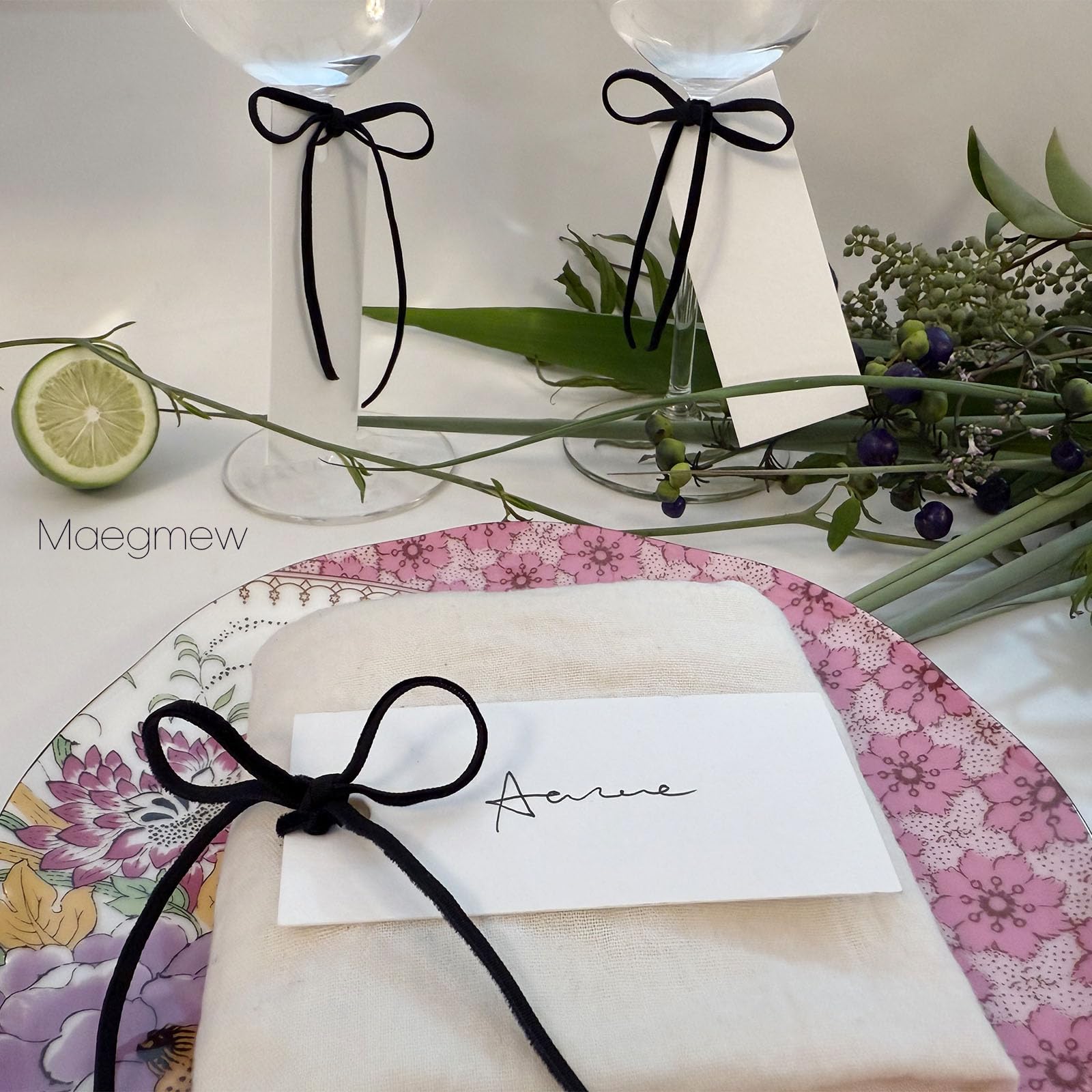 Maegmew cards can be attached to napkins, glasses, or flowers for decor.