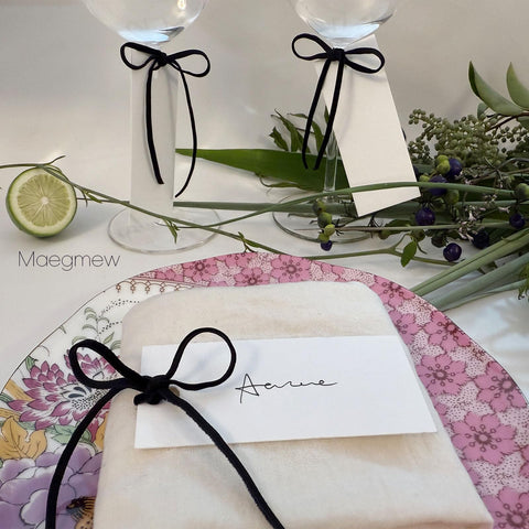 Maegmew cards can be attached to napkins, glasses, or flowers for decor.