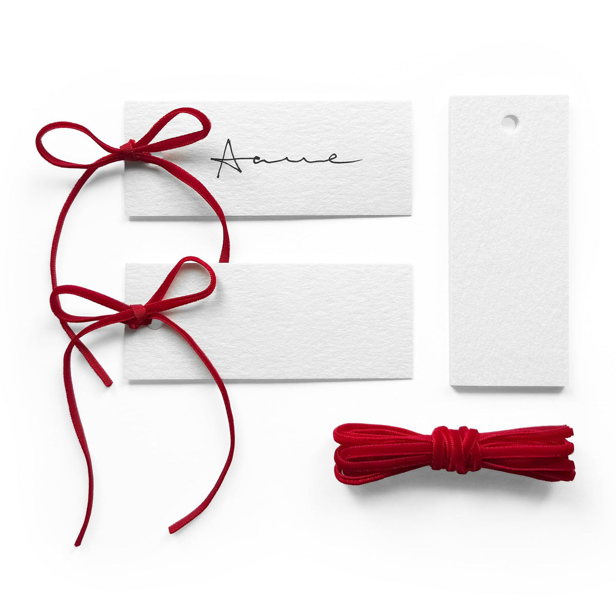 Maegmew place cards for red table setting, ideal for elegant weddings.