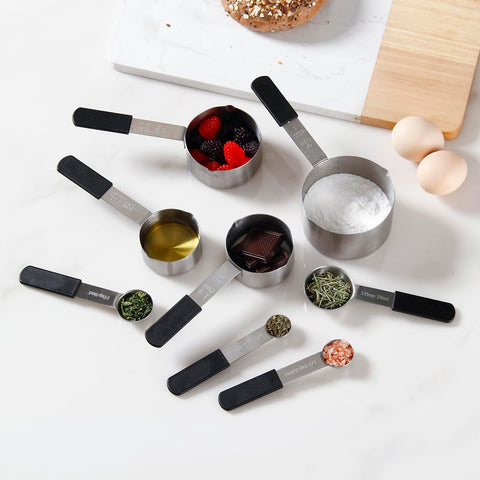 Mage Crab spill-proof edges ease scooping and pouring.