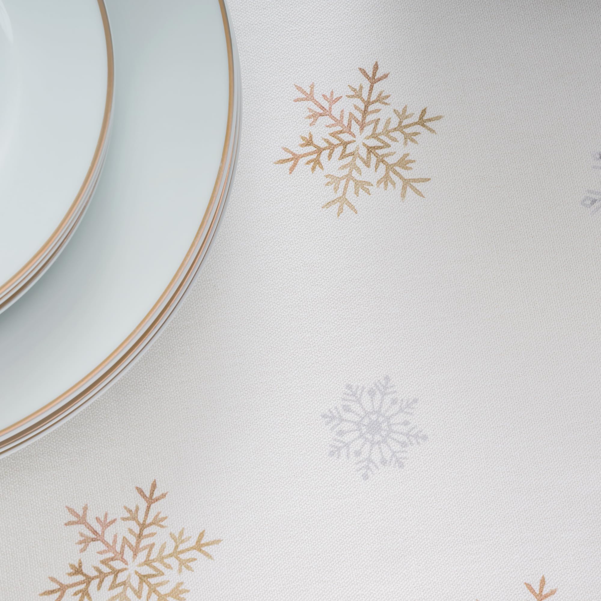 Maison d' Hermine round cloth coordinates with seasonal décor and matching linens.