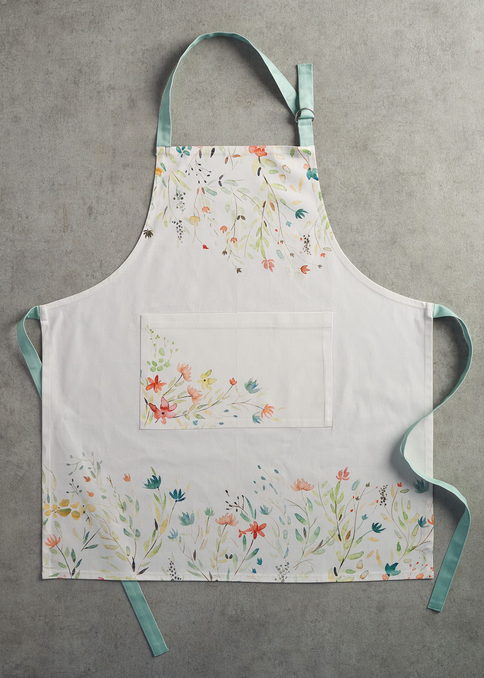 Maison d’ Hermine apron ideal for gardening and dishwashing tasks.