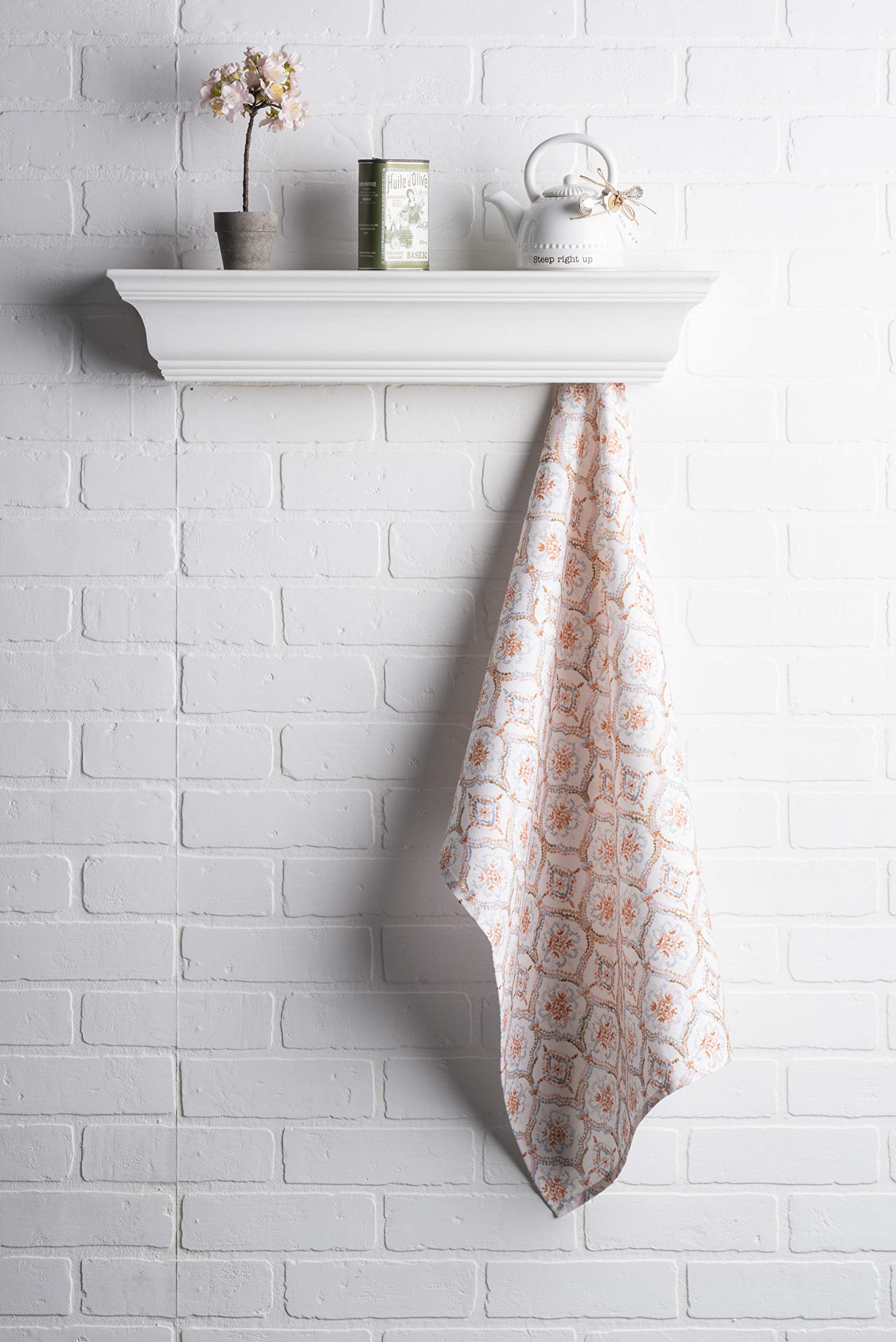 Thanksgiving and Christmas decor with Maison d'Hermine towels.