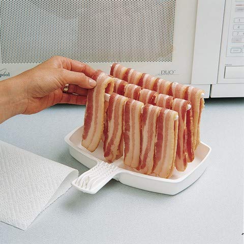 MAKIN BACON dishwasher-safe dish simplifies cleaning after cooking