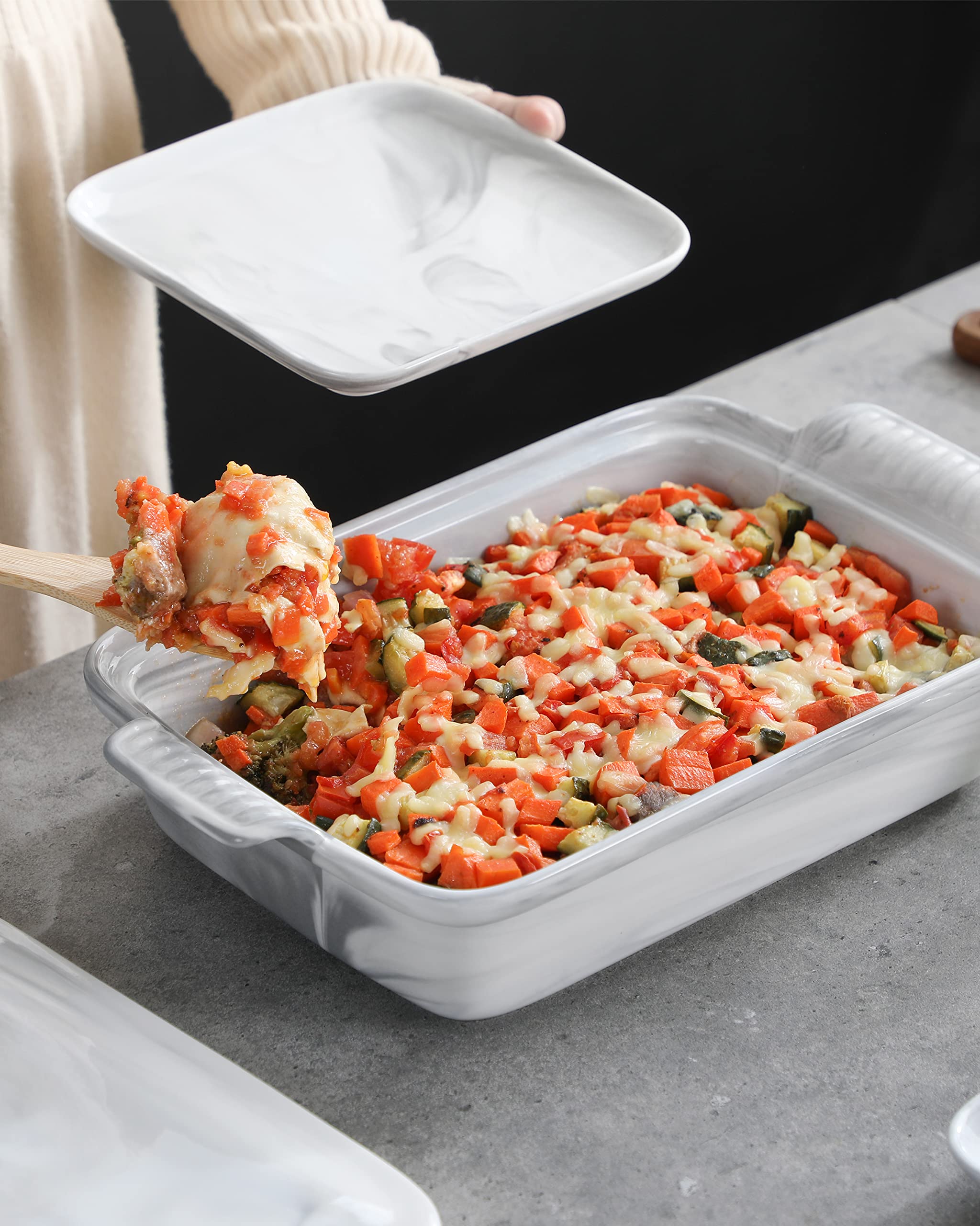 MALACASA Gift-ready casserole dish for holidays and housewarmings.