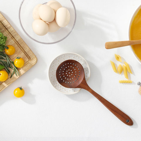 MALACASA Lydia spoon rest complements modern and farmhouse kitchens with a clean minimalist silhouette.