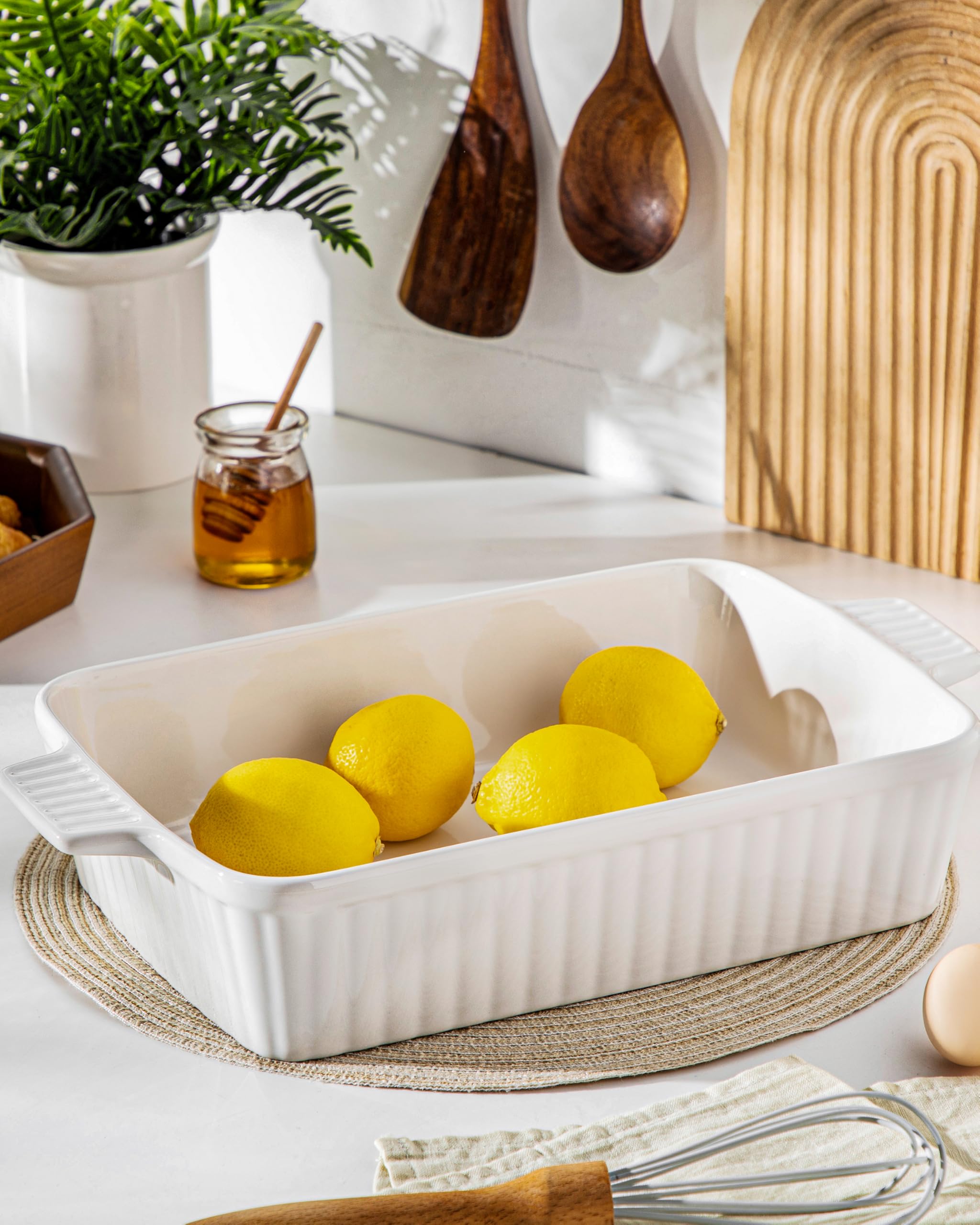 Malacasa oven-to-table dish, ideal for family-size casseroles.