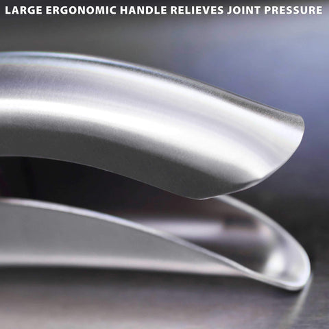 MANNKITCHEN ergonomic handles provide comfort and stability during use.
