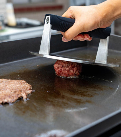 Manucode press with thick base retains heat for faster searing